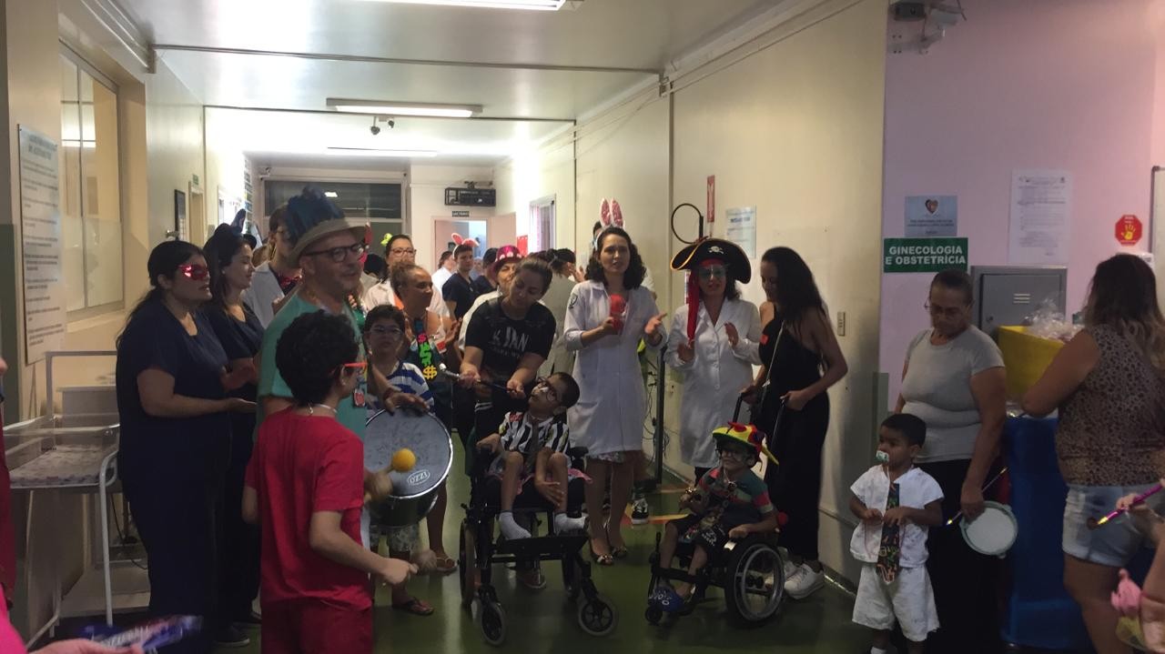 Funcionários e pacientes da ala pediátrica do HUM caem na folia