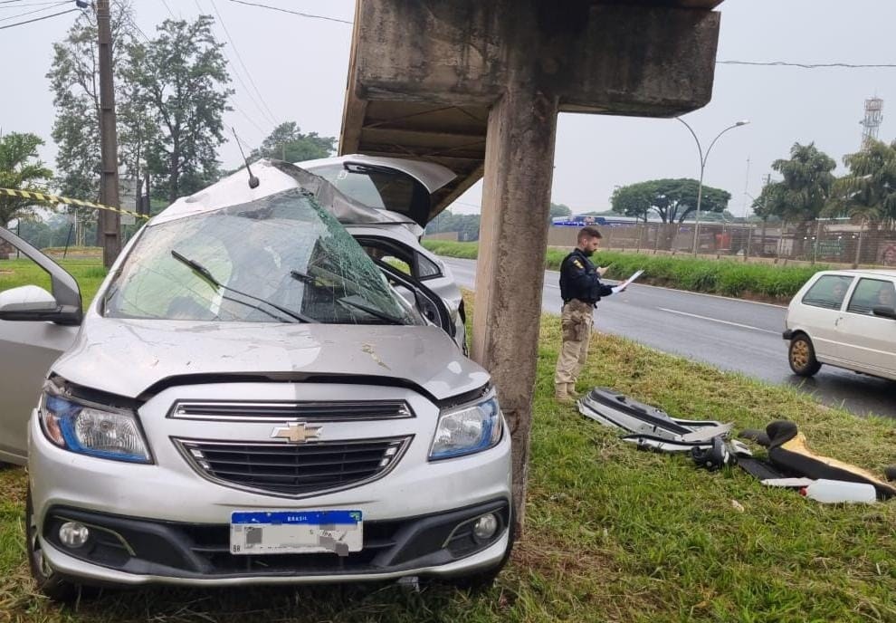 Jovem morre após bater veículo em coluna de passarela de pedestres