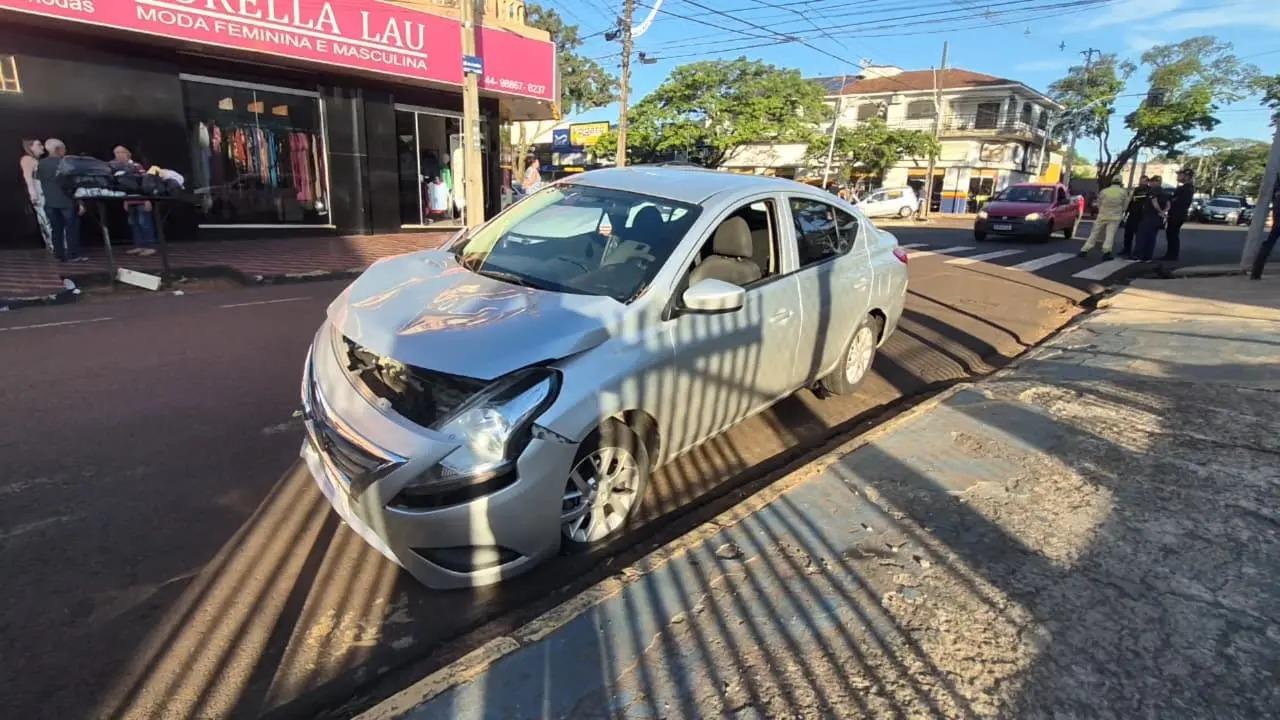 Câmera registra colisão que deixou mulher ferida em cruzamento de Maringá