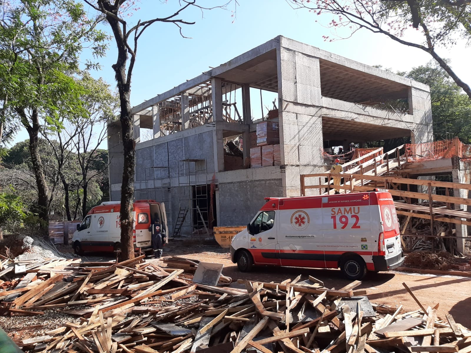 Cinco trabalhadores ficam feridos após desabamento em obra na UEM