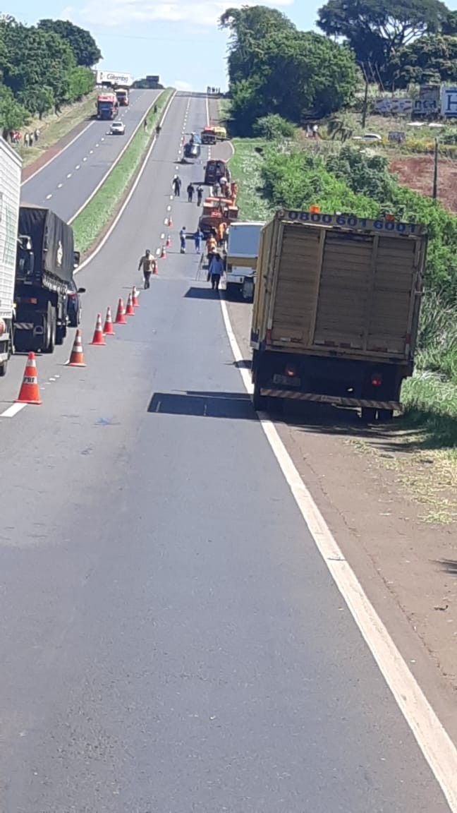 Caminhão atropela dois operários na BR-376