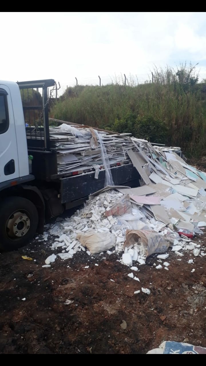 Funcionários de empresa são presos por descarte irregular de gesso