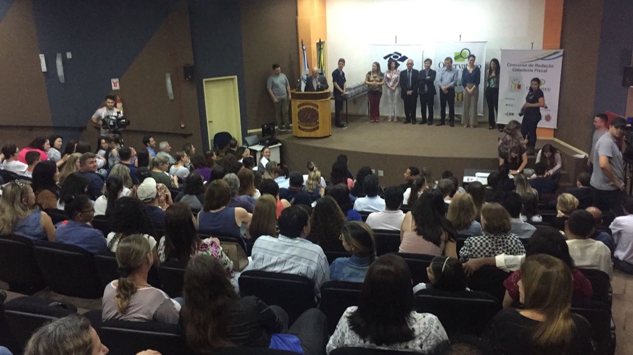 70 alunos e professores são premiados em concurso de redação em Maringá