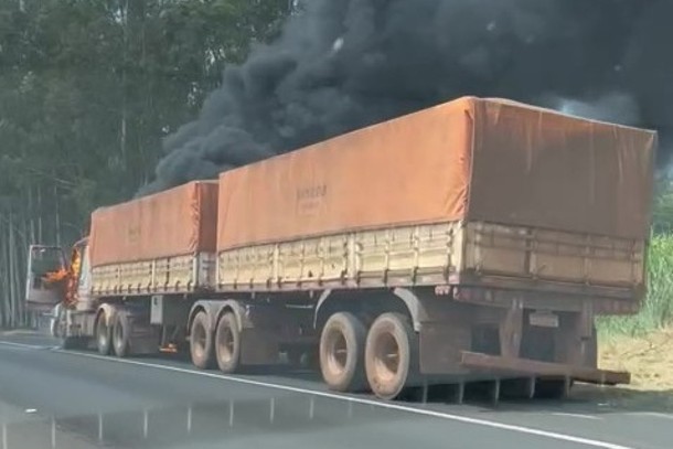 Caminhão carregado de soja pega fogo na BR-376, em Alto Paraná
