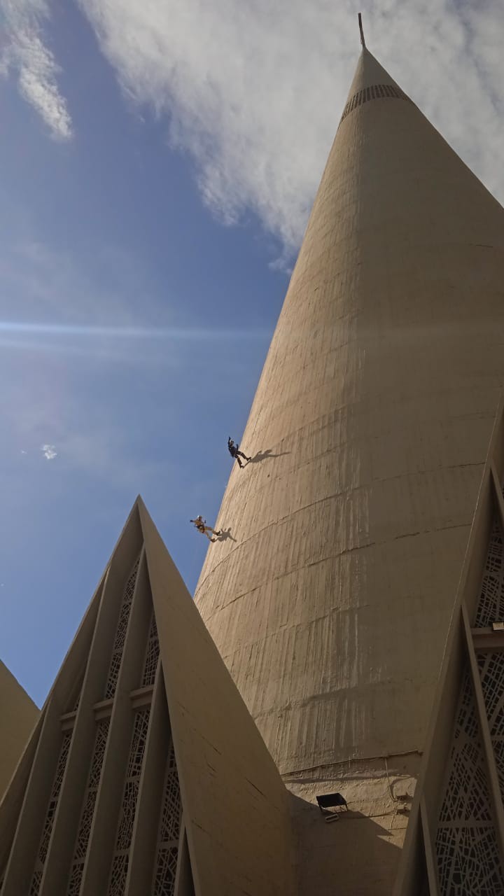 Bombeiros realizam treinamento de rapel na Catedral de Maringá