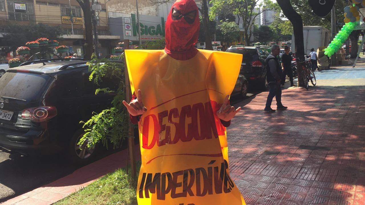 ‘Cartaz humano’ para fisgar clientes e muito desconto