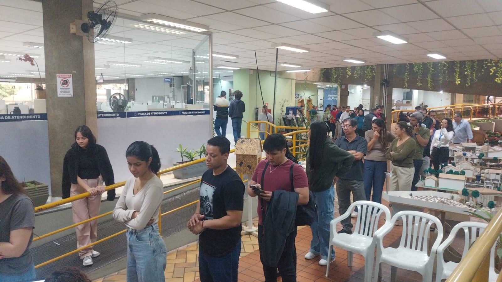 População faz fila para vacinar contra a gripe no Paço Municipal