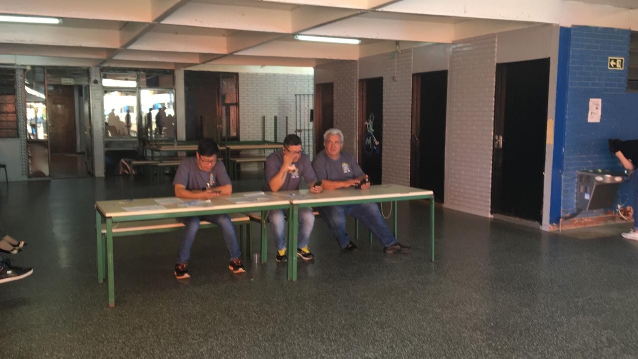 Sem santinhos na calçada e votação rápida