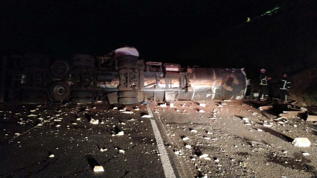 Caminhão despenca de marginal e cai na BR-376 em Nova Esperança