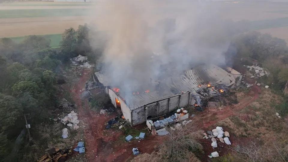 Bombeiros levam 12 horas para apagar incêndio em barracões de recicláveis