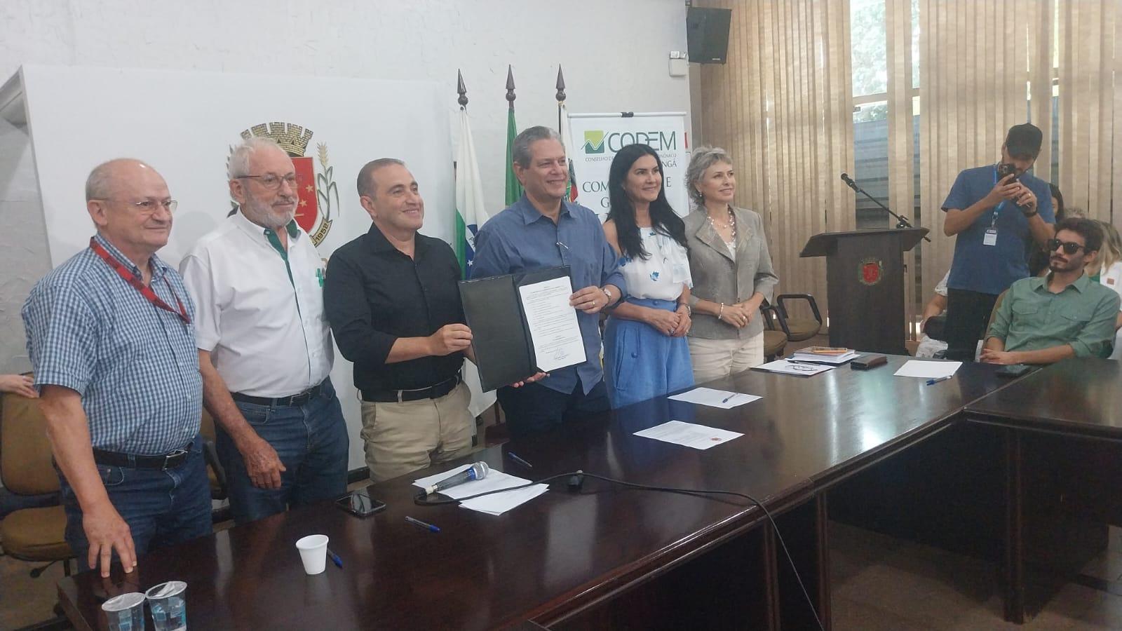 Prefeito assina decreto criando programa “Maringá + Fácil”