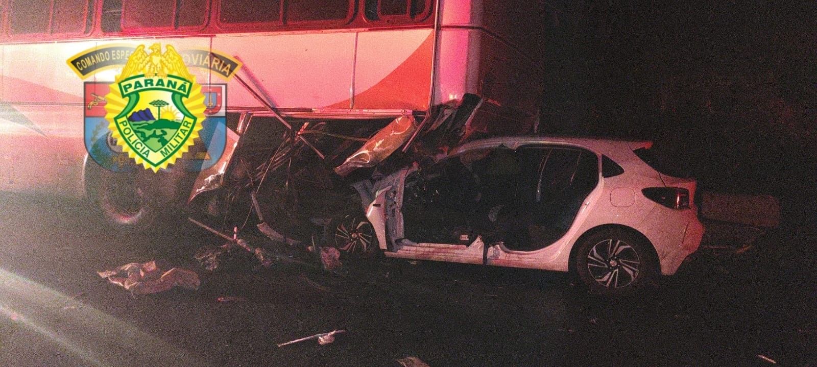 Casal morre carbonizado após grave acidente envolvendo dois carros e ônibus