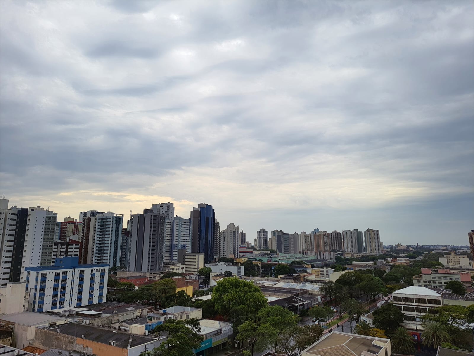 Segunda-feira começa chuvosa em Maringá