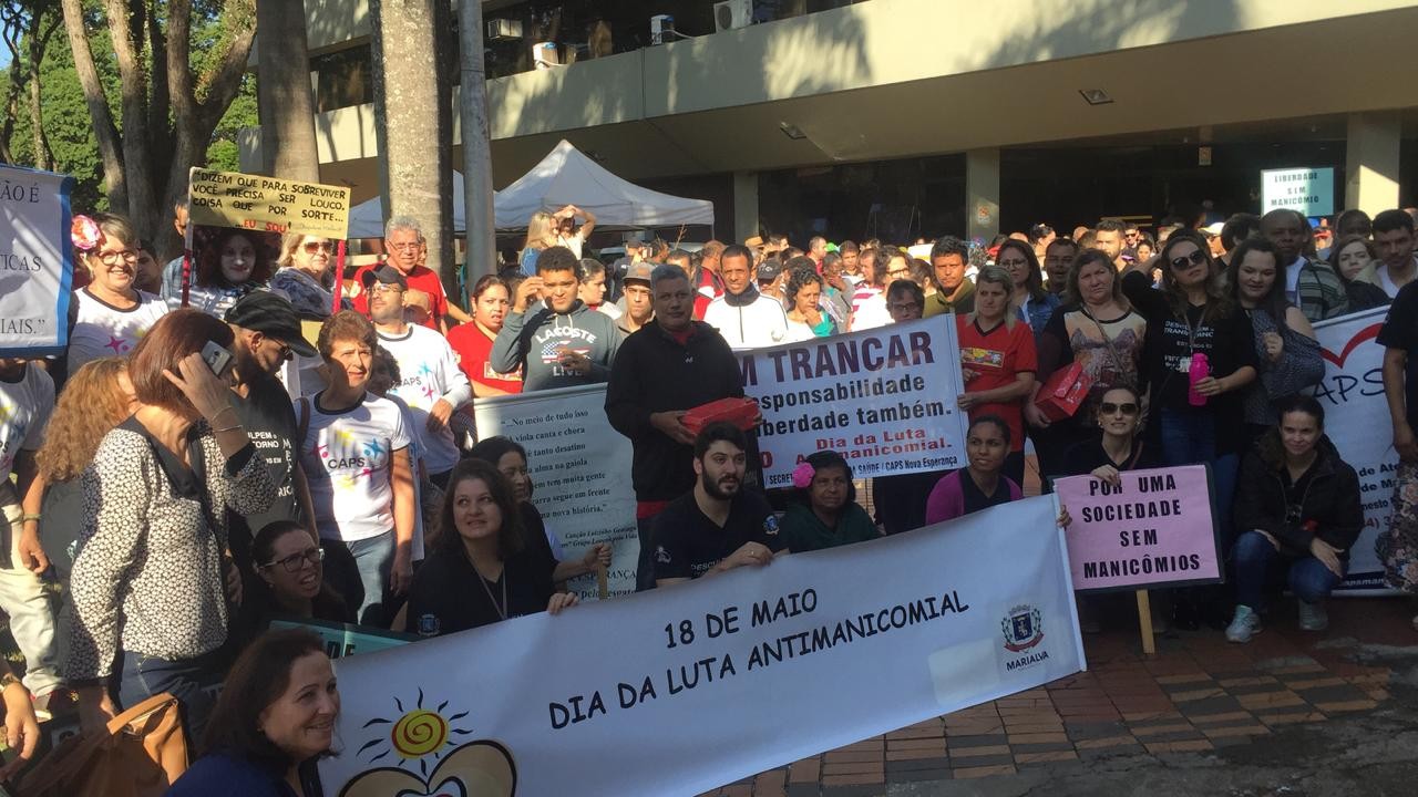 Pacientes com transtornos mentais saem em passeata em Maringá