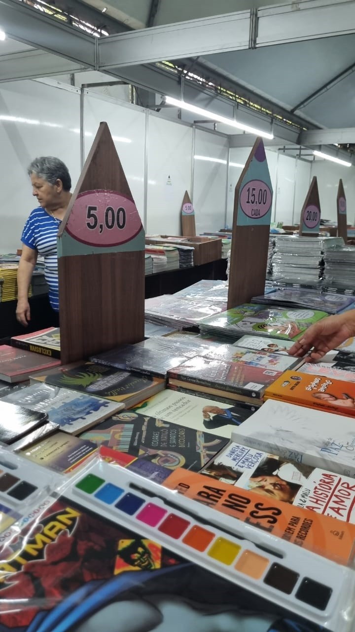 Flim 2023 vai sortear kindles para visitantes que doarem alimentos