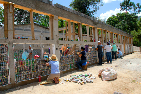 ONG constrói escolas com ecotijolos