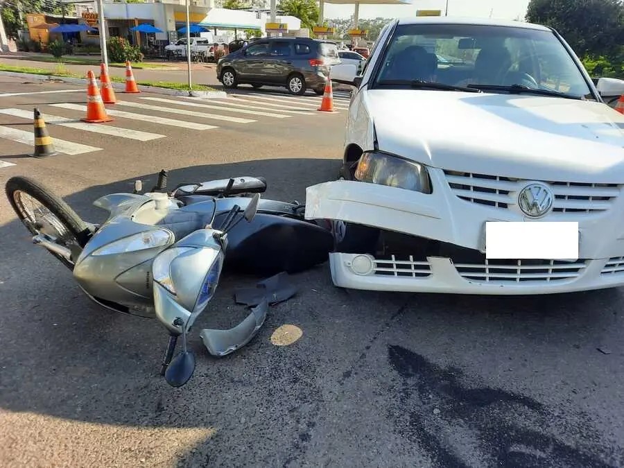 Motociclista de 29 anos fica ferida após colisão com carro em Maringá