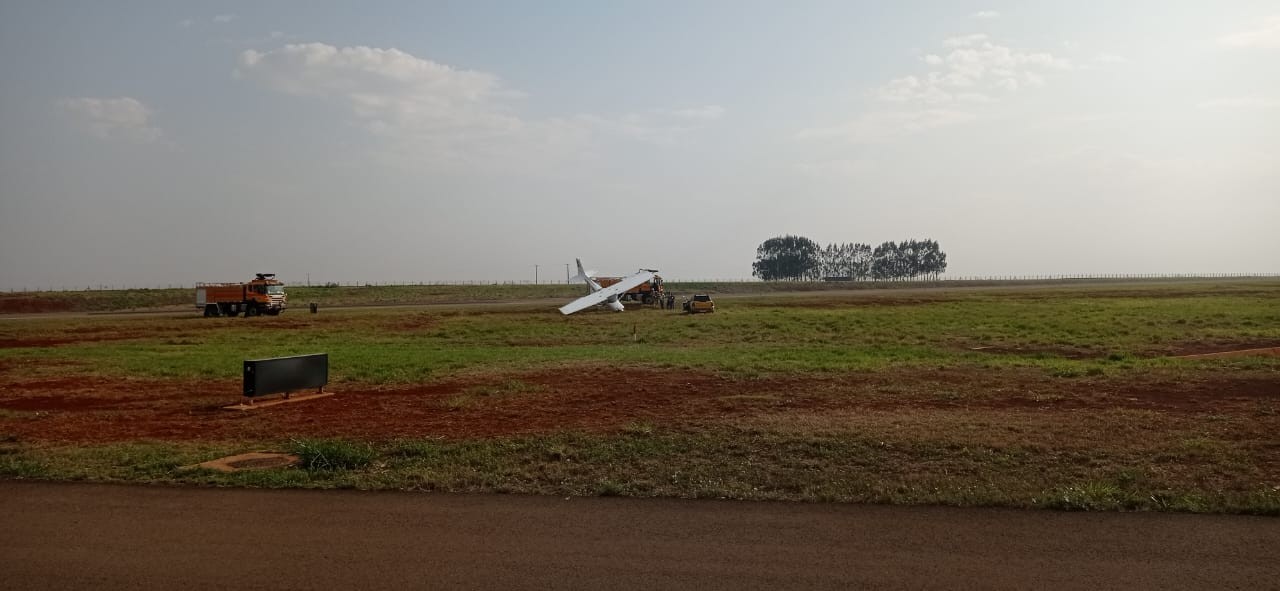 Avião de instrução é atingido por rajada de vento e sai da pista