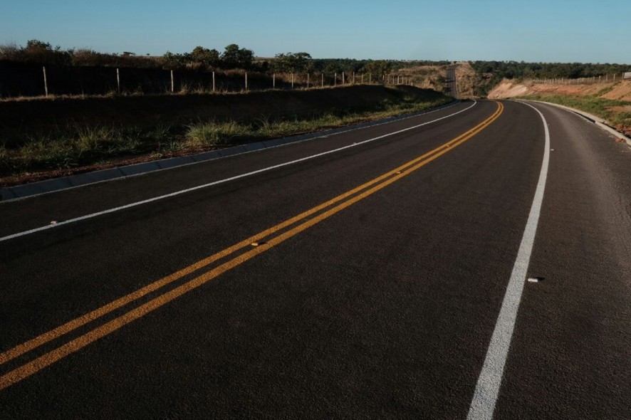 Empresas fazem asfaltos com plásticos retirados do oceano