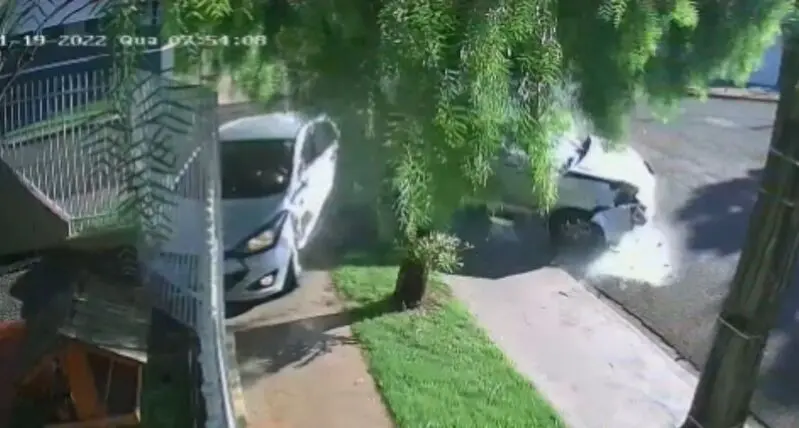 Homens provocam acidente com carro roubado e fogem em Maringá; vídeo