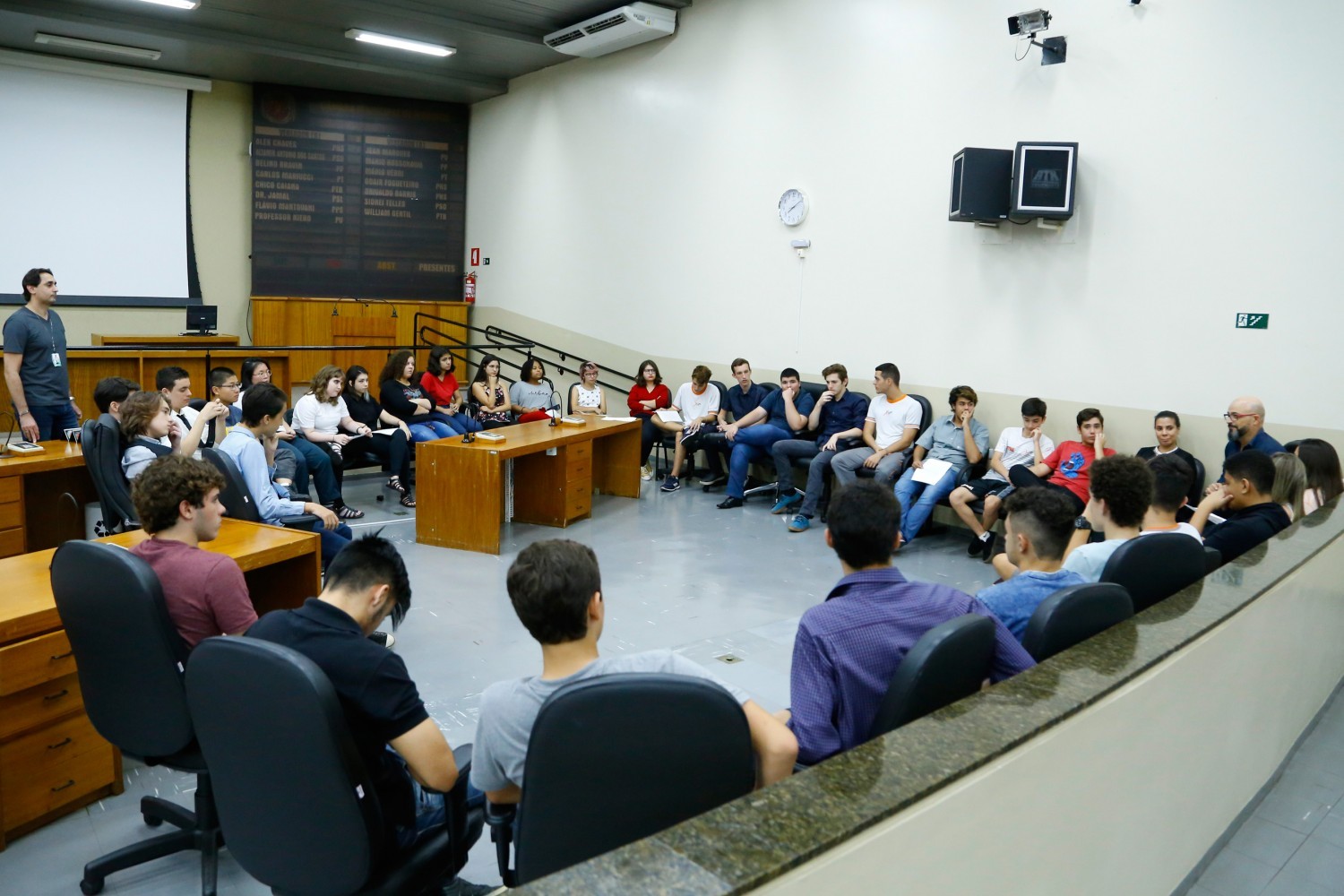 Escola Legislativa se adapta em Maringá