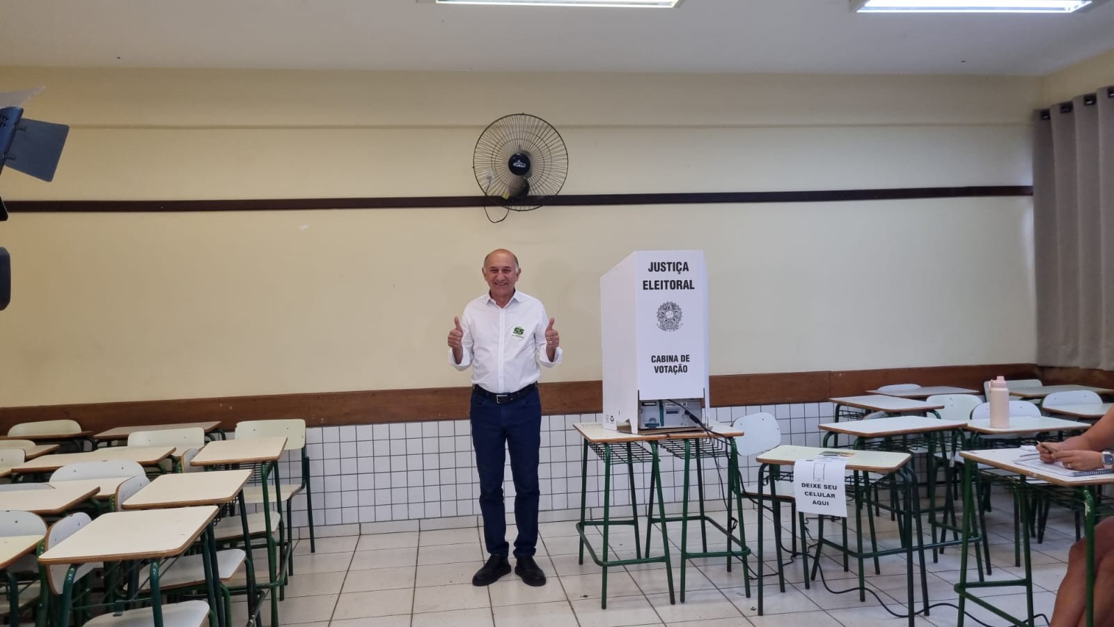 Candidato Edson Scabora (PSD) vota no Instituto de Educação de Maringá