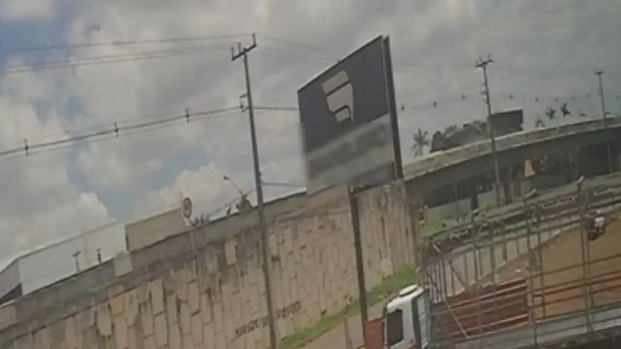 Carreta tomba no Contorno Norte em Maringá e deixa duas pessoas feridas