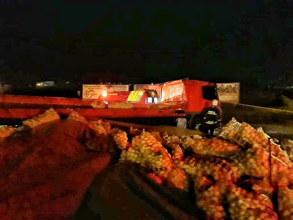 Caminhão carregado de batatas tomba no Contorno Sul em Maringá