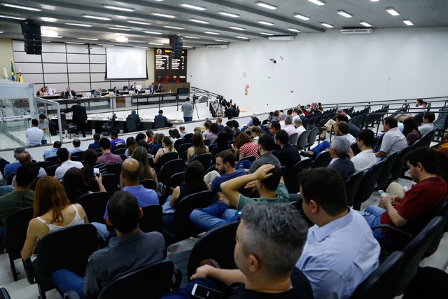 Câmara aprova toldos que cobrem quase toda calçada em Maringá