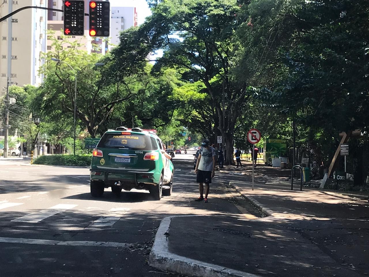 Conscientização do comércio aumenta, mas em parques ainda tem gente