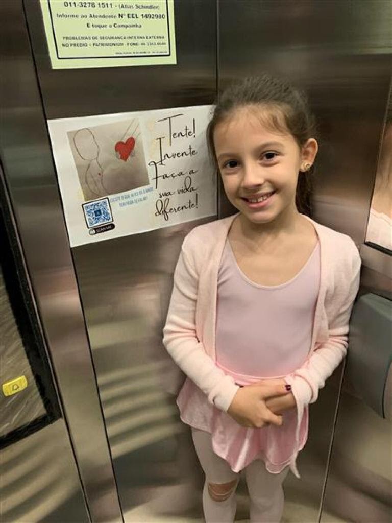 Crianças espalham mensagens positivas para melhorar o dia das pessoas