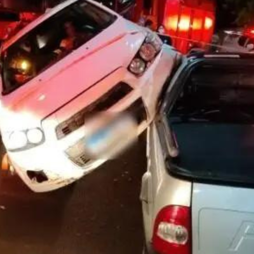 Carro fica em cima de outro após colisão em Maringá; vídeo