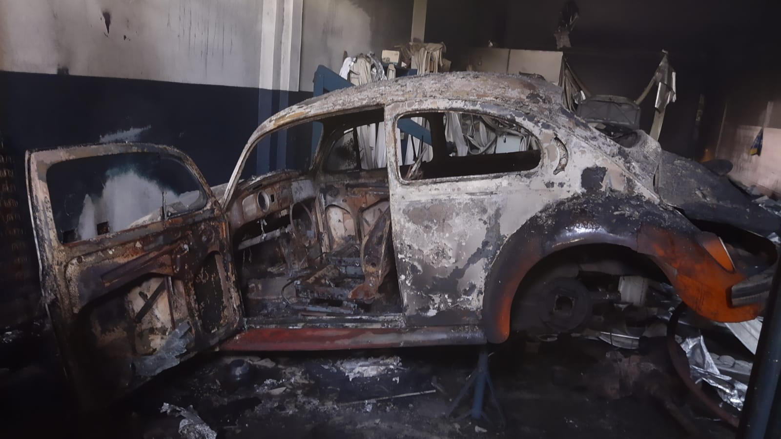 Incêndio destrói veículos em oficina elétrica em Maringá