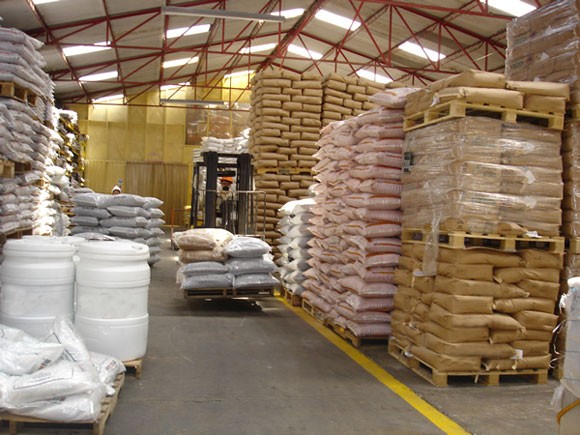 Com insumos comprados, produtores retiram o material para plantio de soja e milho