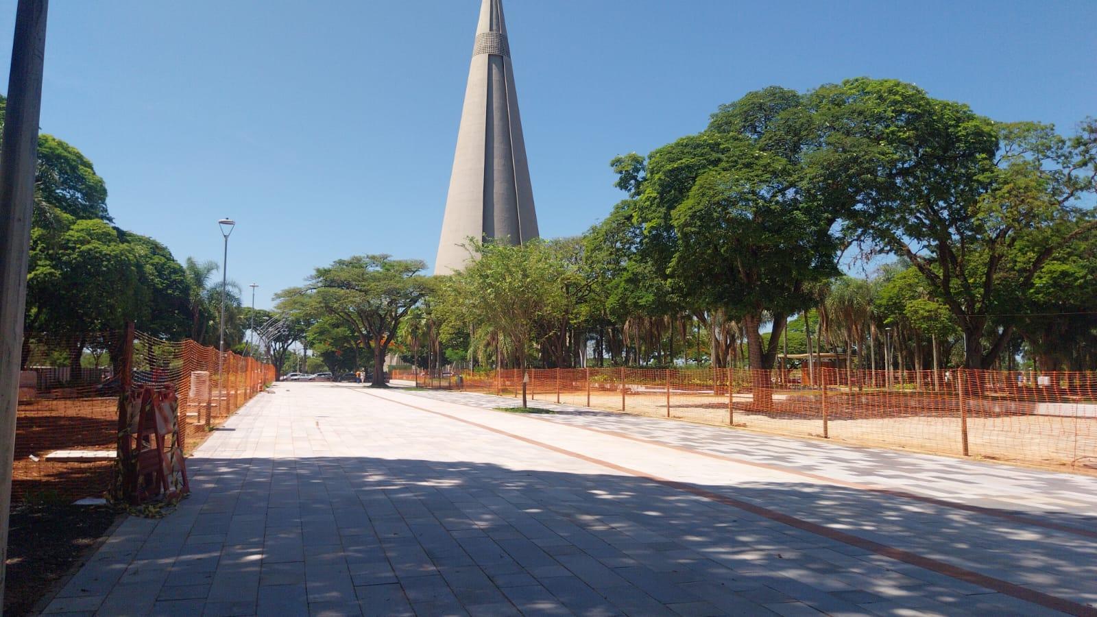 Praça Renato Celidônio é preparada para a Maringá Encantada