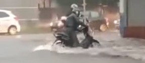 Vídeo: motociclista é arrastado durante enxurrada forte em Sarandi