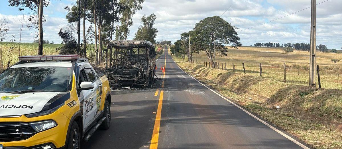 Passageiros abandonam ônibus em chamas na PRC-494