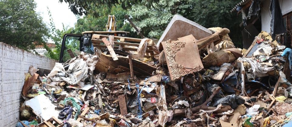 Quase 40 toneladas de materiais são recolhidas de imóvel em Maringá