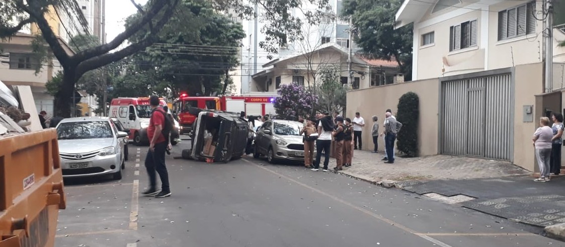 Veja: carro tomba após acidente na esquina das ruas José Clemente e Visconde de Nassau