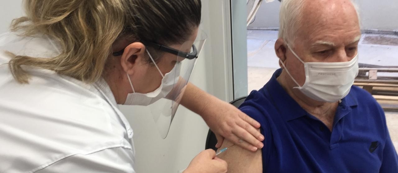 Trabalhadores da área da saúde com mais de 70 anos começam a ser vacinados