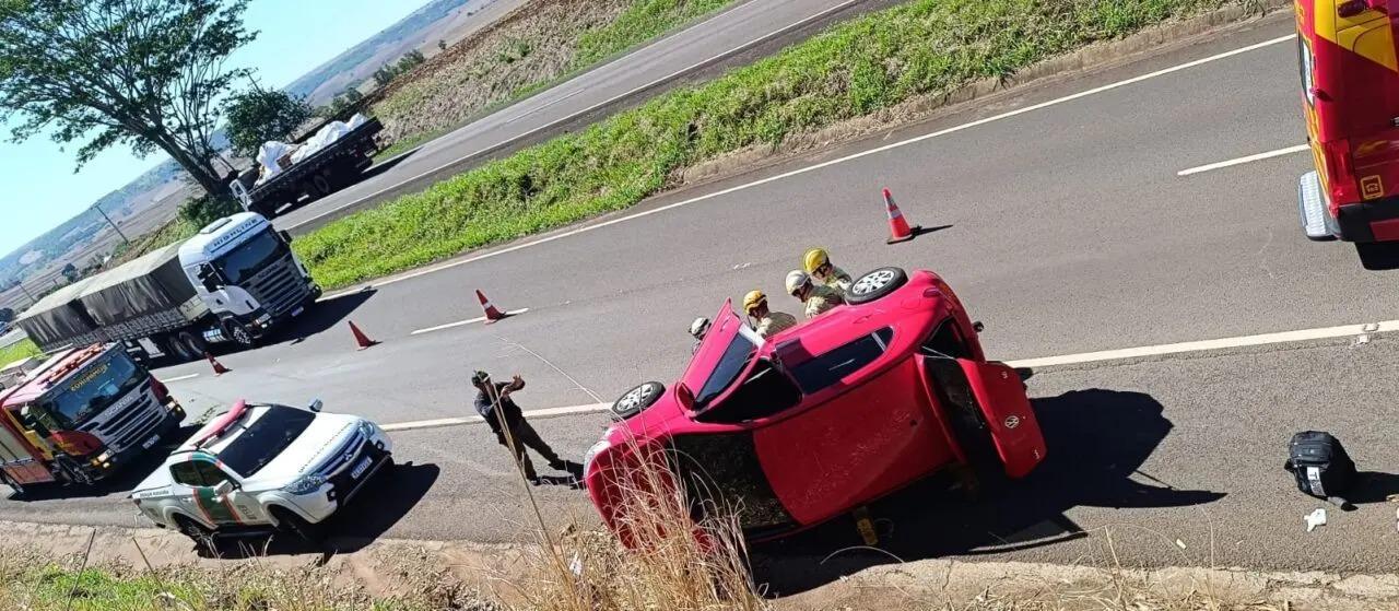 Mulher fica ferida após capotamento na PR-323, na região de Maringá