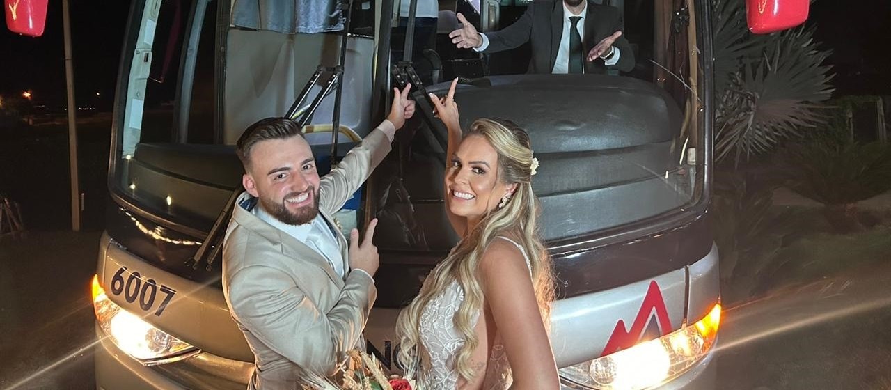 Celebrante leva ônibus para casamento e noivos relembram primeiro beijo