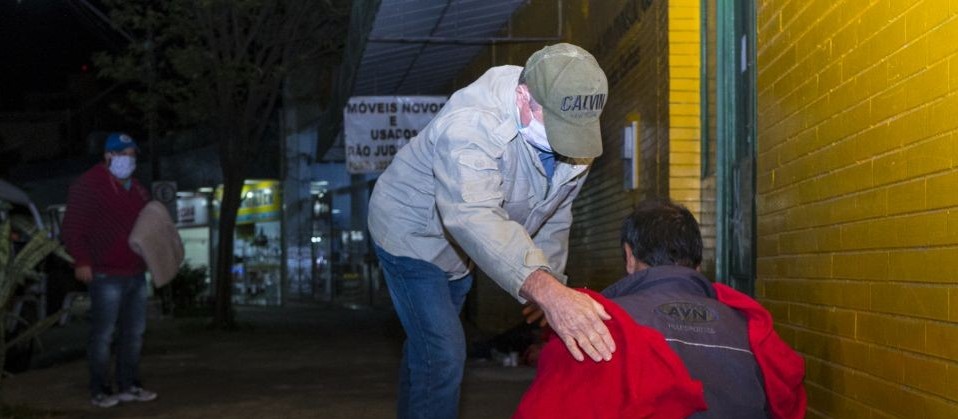 Assistência Social de Maringá distribui cobertores e acolhe pessoas em situação de rua