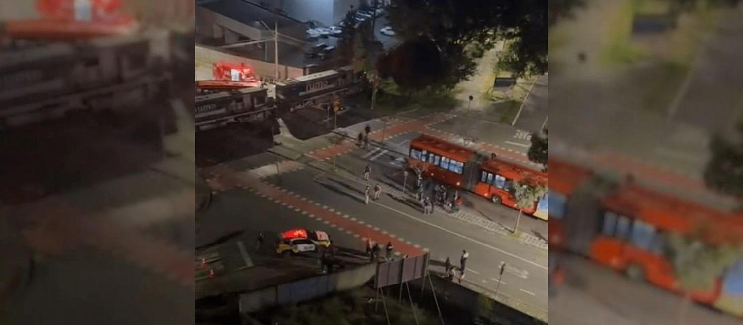 Trem atinge ônibus biarticulado em Curitiba e deixa 11 feridos