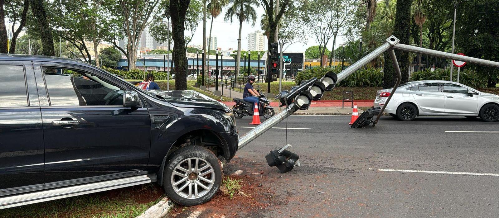 Acidente na Praça Rocha Pombo causa congestionamento na região central