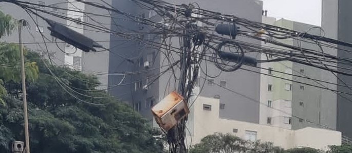 Procon diz que  Copel não apresentou solução para fios soltos na cidade; companhia contesta 