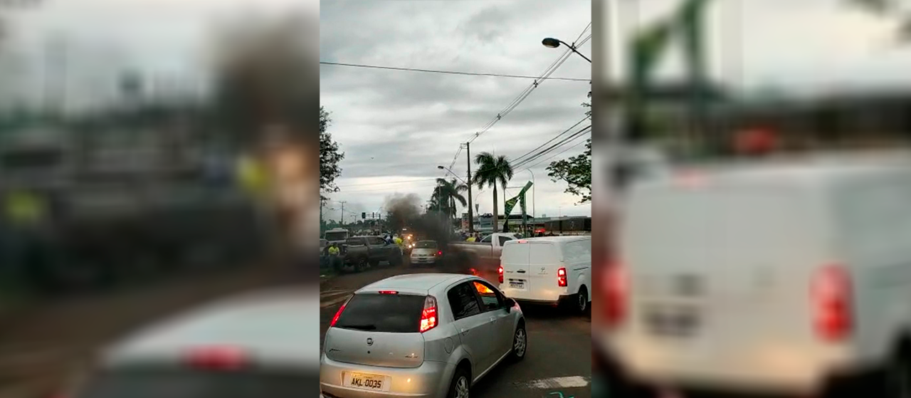 Protesto complica o trânsito na PR-317, em Maringá