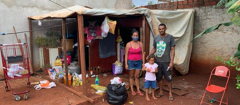 Sem ter onde morar, família se abriga em galinheiro em Maringá