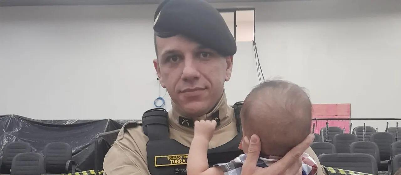 Soldado que ajudou salvar bebê engasgado recebe medalha de Honra ao Mérito em Maringá