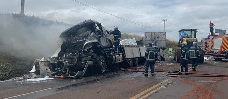 Motorista morre carbonizado em acidente entre três veículos em Iguaraçu